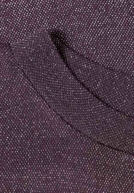 Top met col en glitters berry plum Close-up van een bordeaux gebreide stof met een subtiele zakopening