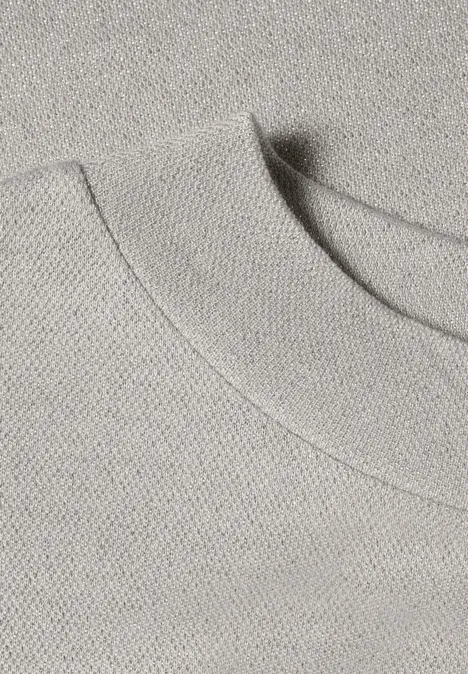 Gros plan sur un t-shirt gris à col rond