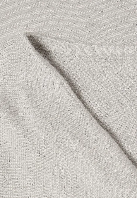 T-shirt à manches longues avec encolure en cascade pure beige Nahaufnahme eines hellen, beigen Stoffes mit feiner Webstruktur und einer sichtbaren Falte.