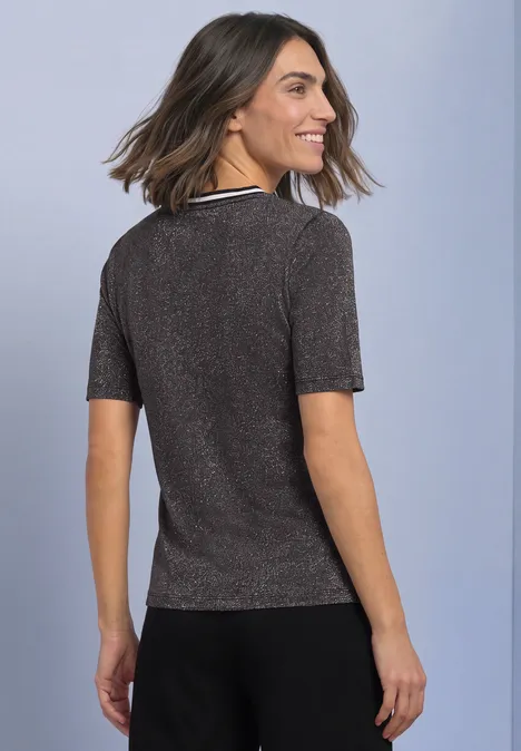 Kurzarm Shirt mit Rundhals und Glitzer black coffee Eine Frau von hinten, die ein glitzerndes, kurzärmeliges Oberteil in Schwarz mit weißem Kragen trägt.