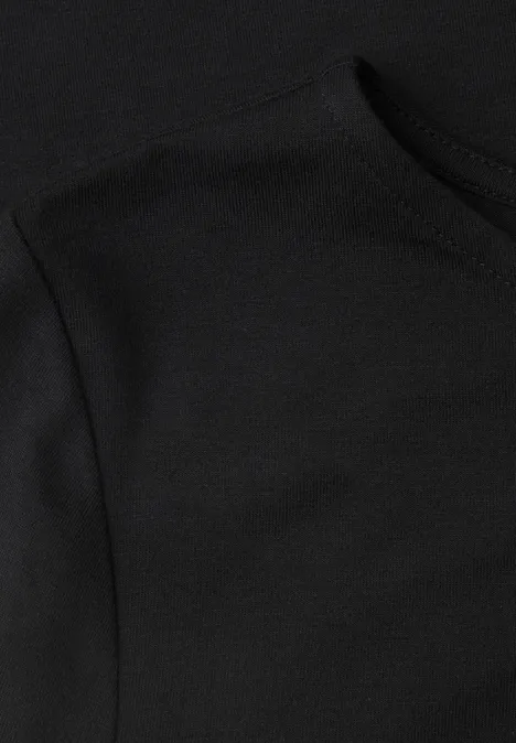 Basic shirt met boothals Black Nahaufnahme eines schwarzen Kleidungsstücks