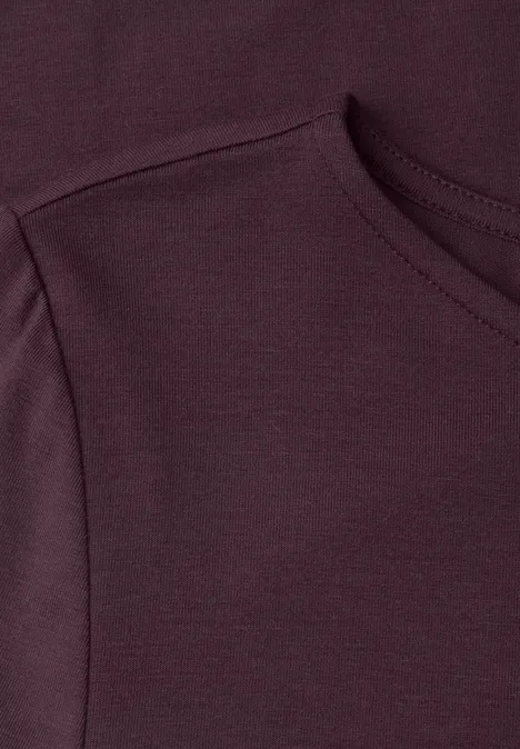 Gros plan d’un sweat-shirt violet foncé avec poche kangourou
