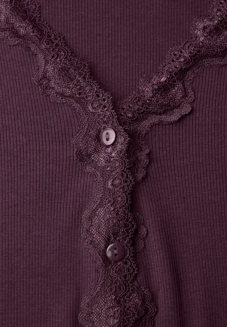 Jasje met fijne ribbel, V-hals en kant berry plum Donkerpaarse mouwloze top van tricot met kanten V-hals en kleine knopen