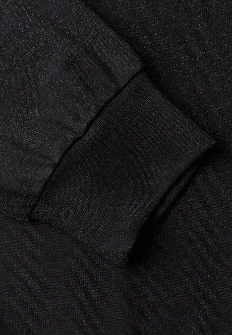 Shirt met gebreide look en vleermuismouwen Black Close-up van een zwart mouwboord van elastisch, geribbeld gebreid stof.
