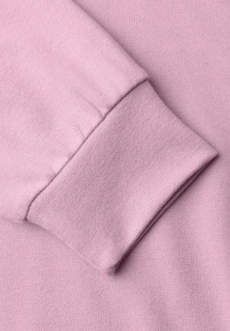 Nahaufnahme eines rosa Sweatshirt-Ärmels mit elastischem Bündchen.