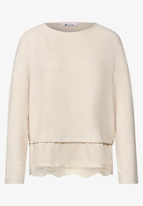 Shirt mit angeschrägter Spitzenkante clay sand mel. Cremefarbener, langärmeliger Pullover mit Rundhalsausschnitt und zarter Spitzenblende am Saum.