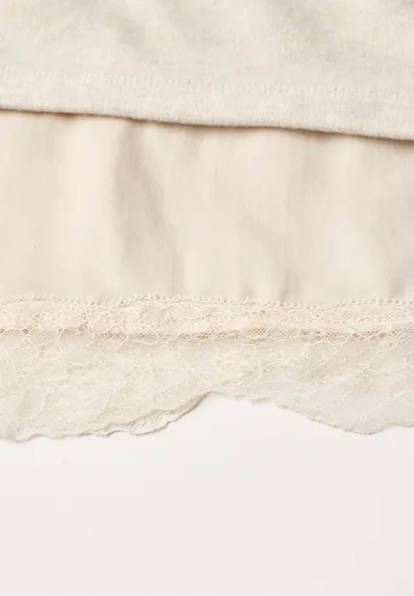 Shirt mit angeschrägter Spitzenkante clay sand mel. Nahaufnahme cremefarbener, zweilagiger Stoff mit zarter Spitzenborte