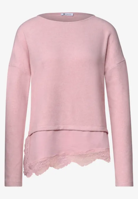 T-shirt avec bordure en dentelle biseautée quiet rose mel. Rosa Langarmpullover mit asymmetrischem Spitzensaum