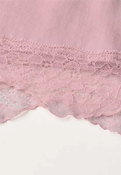 T-shirt avec bordure en dentelle biseautée quiet rose mel. Rosa Spitzenbesatz auf weichem Stoff, detailreich und zart.