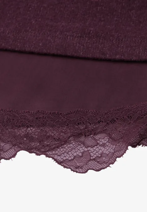 T-shirt avec bordure en dentelle biseautée berry plum mel. Dunkelviolettes Stoffstück mit zarter Spitzenbordüre und welligem Saum.