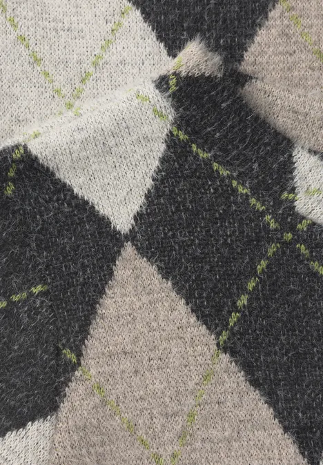 Grau-schwarz-beiges Strickmuster mit Rauten im Argyle-Stil und feinen grünen Linien.