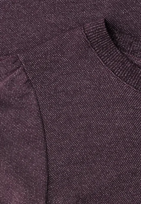 T-Shirt mit Rundhals und Glitzer berry plum Detailaufnahme eines dunkelvioletten Strickpulloverstoffs mit sichtbarer Naht und Eingrifftasche.