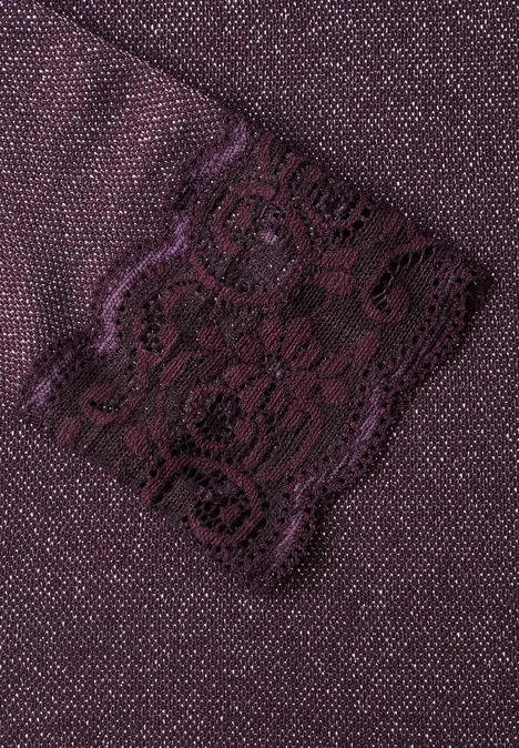 Shirt met glitters en kant berry plum Close-up van paarse stof met sierlijke, bloemige kantapplicatie.
