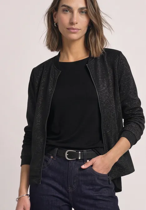 Leichter Blouson mit Glitzerdetails Black Eine Frau in schwarzem Top und strukturierter schwarzer Jacke mit Jeans und Gürtel, lässig gestylt.