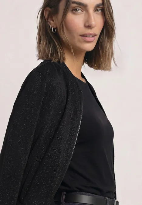 Leichter Blouson mit Glitzerdetails Black Junge Frau in schwarzem Top und Blazer vor hellem Hintergrund