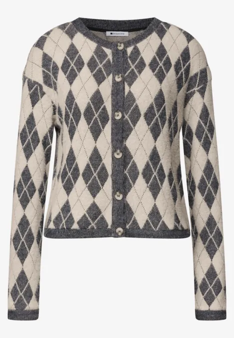 Beige-grauer Strick-Cardigan mit Rautenmuster und Knopfleiste.