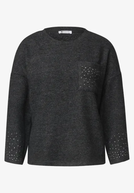 Grijze oversized trui met ronde hals, borstzak en fijn ajourpatroon bij de mouwuiteinden.