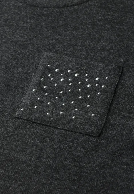 Donkergrijs T-shirt met borstzakje, versierd met kleine zilverkleurige studs.