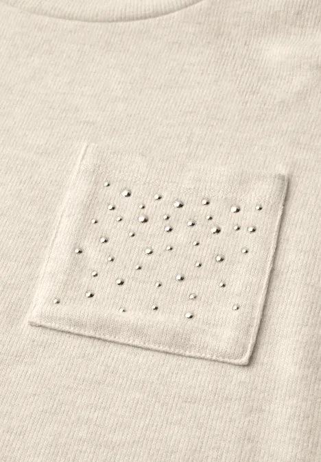 Shirt met 3/4-mouwen en siersteentjes clay sand mel. Beiges Shirt mit aufgesetzter Tasche, dekoriert mit gleichmäßig verteilten kleinen Perlen.