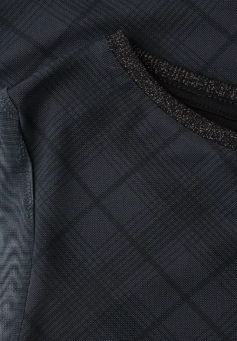 Langarm Shirt aus Mesh mit Karomuster armor grey Nahaufnahme eines dunkel karierten Stoffes mit glitzerndem Besatz am Ausschnitt.