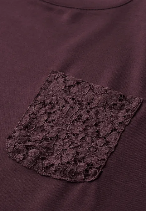 Sweat-shirt à détails dentelle berry plum Bordeauxfarbenes Shirt mit zarter Spitzen-Tasche vorne