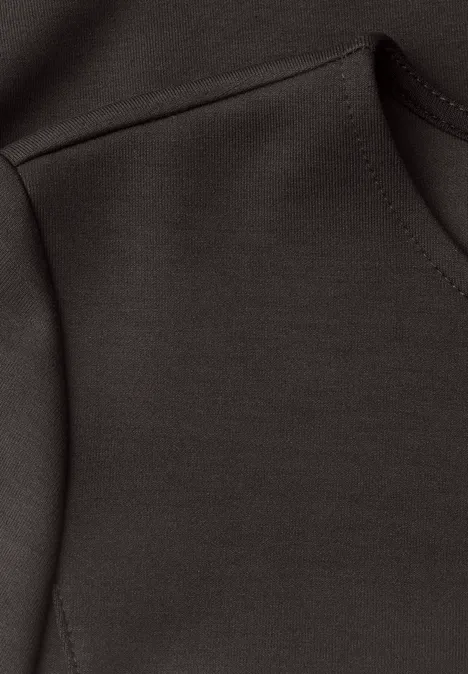 Langarm Shirt mit Volant-Saum black coffee Nahaufnahme einer dunkelbraunen Stoffoberfläche mit Naht und Taschenkante.