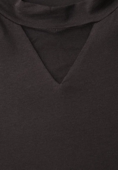 Shirt met lange mouwen, col en mesh-detail black coffee Close-up van een zwarte V-hals van stof