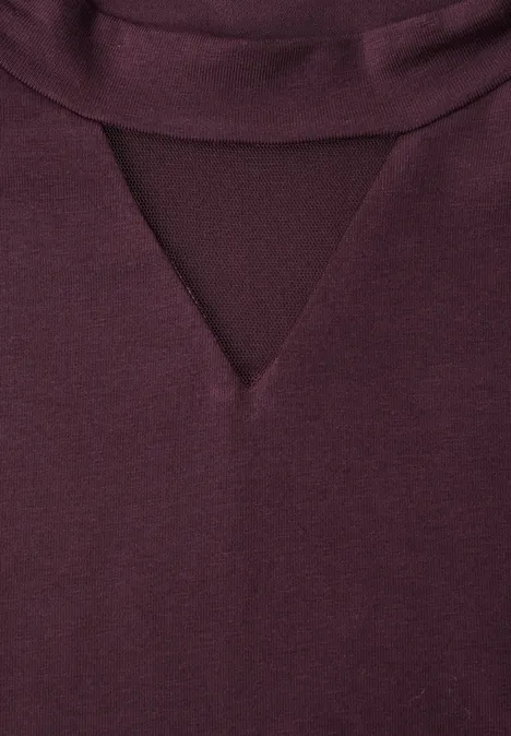 Shirt met lange mouwen, col en mesh-detail berry plum Nahaufnahme eines weinroten, feinstrickigen Pullovers mit kleinem V-förmigem Ausschnitt am Kragen