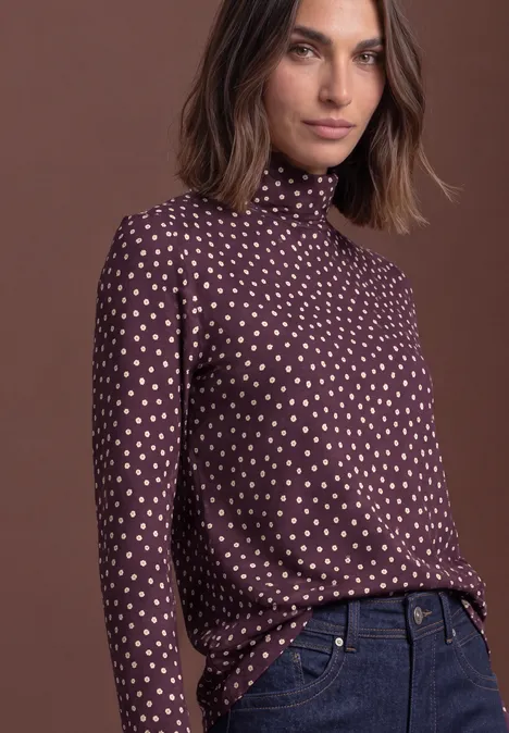 Basic Shirt mit Rollkragen und Muster berry plum Frau in langärmligem Rollkragenshirt mit weißen Herzen und Jeans, braune schulterlange Haare.