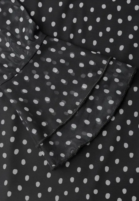 Shirt aus Mesh mit Print und Volantdetails Black Schwarzer Stoff mit weißen Polka Dots und Rüschen am Ärmel.
