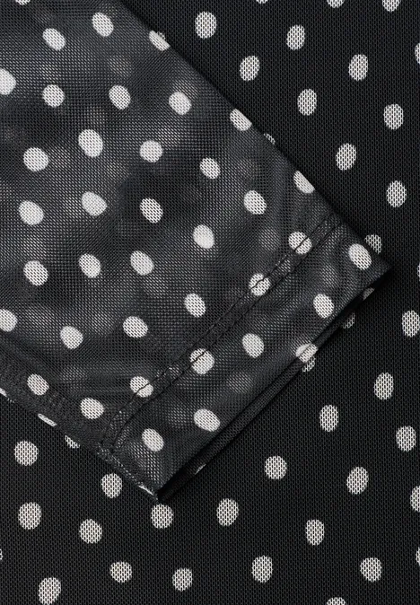 Shirt aus Mesh mit Turtle Neck und Print Black Schwarzer Stoff mit weißen Polka Dots und Naht, Detailansicht.