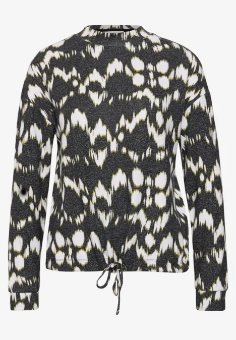 Shirt mit Turtle Neck und Tunnelzug Black Langärmliger Pullover mit schwarz-weißem abstraktem Muster und Kordelzug am Saum.