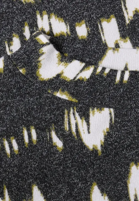 Shirt mit Turtle Neck und Tunnelzug Black Ein dynamisches abstraktes Muster in Weiß und Schwarz mit diagonalen Pinselstrichen.