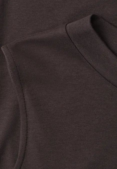 Basic top espresso brown Nahaufnahme eines ärmellosen Oberteils in dunklem Braun mit Rundhalsausschnitt.