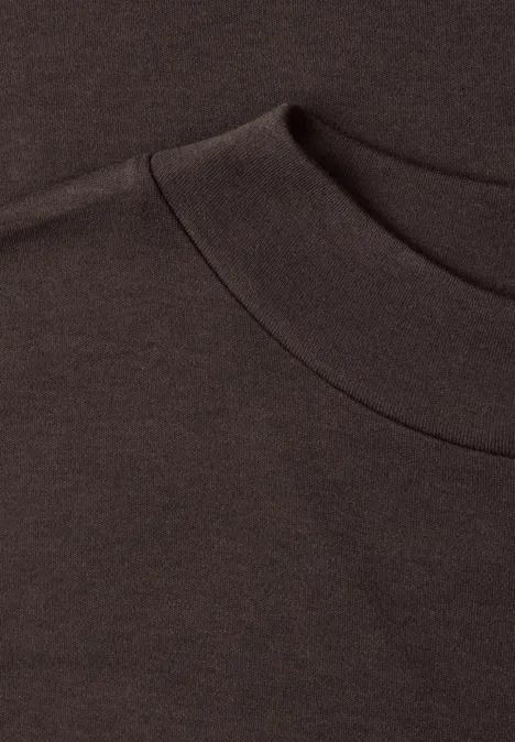Nahaufnahme eines dunklen T-Shirts mit Rundhalsausschnitt und weicher Baumwollstruktur.