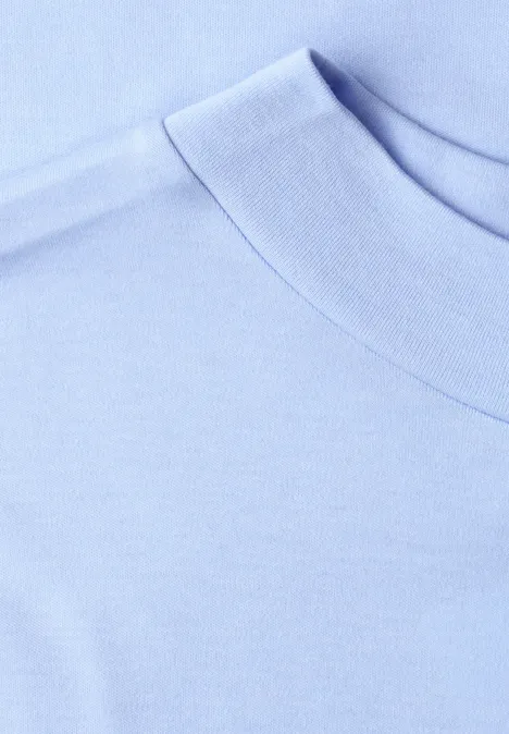 Basic Shirt mit Turtle Neck cashmere blue Hellblaues T-Shirt mit Rundhalsausschnitt, Nahaufnahme von Schulter- und Kragenbereich.
