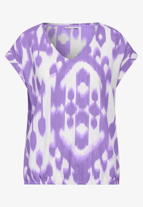 Viskose Bluse smell of lavender Lila-weißes Shirt mit abstraktem Muster und V-Ausschnitt.