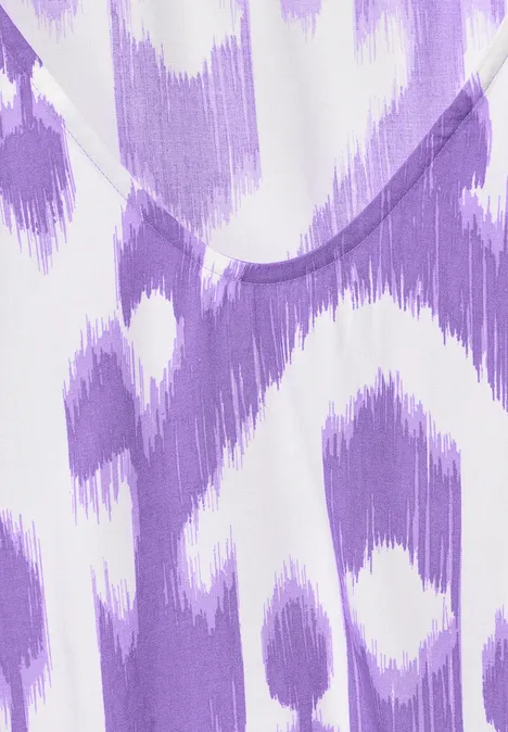 Viskose Bluse smell of lavender Stoff mit violett-weißem abstraktem Muster, Nahaufnahme eines Ausschnitts.