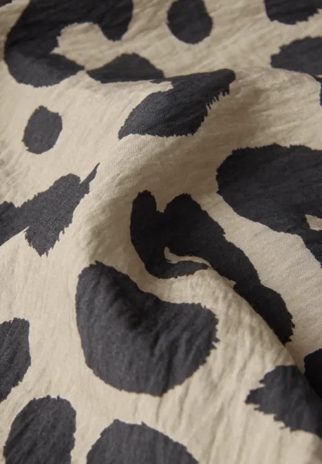 V-Neck Shirt mit Leo-Print coastal beige