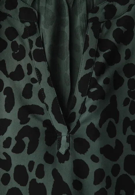 Bluse mit Leo-Muster mid green