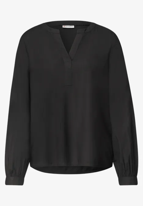 Schlichte schwarze Bluse mit V-Ausschnitt und langen Ärmeln.