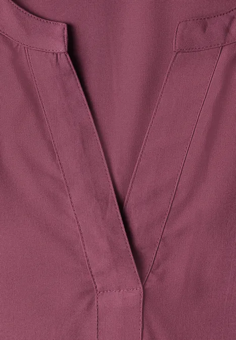 Split Neck Tunika dark clouded blush Nahaufnahme eines rosafarbenen V-Ausschnitt-Oberteils mit sichtbaren Nähten.