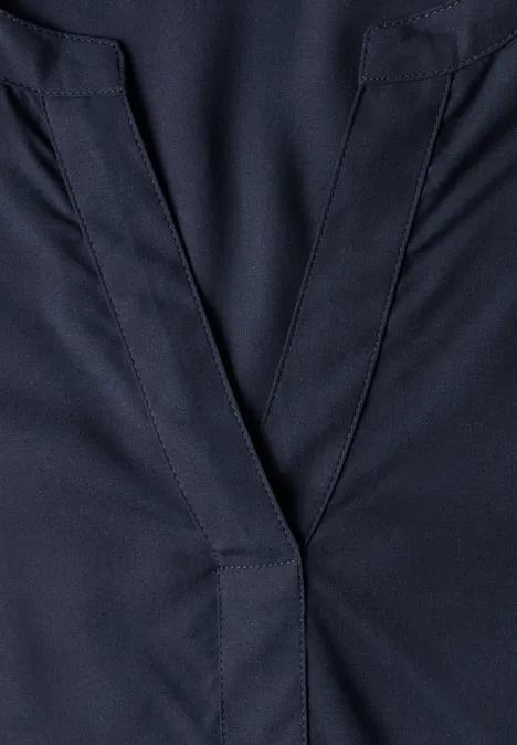 Split Neck Tunika darkest blue Nahaufnahme eines dunkelblauen Kleidungsstücks mit einem V-förmigen Ausschnitt und sichtbaren Nähten.