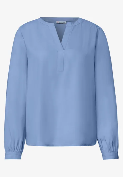 Hellblaue Damenbluse mit V-Ausschnitt und langen Ärmeln.