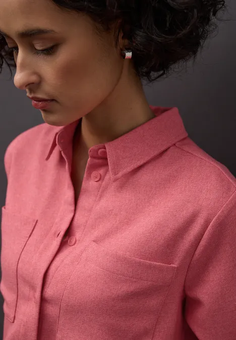 Overhemd blouse met zakken striking coral mel. Overhemd blouse met zakken striking coral mel.