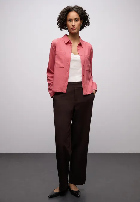 Overhemd blouse met zakken striking coral mel. Overhemd blouse met zakken striking coral mel.