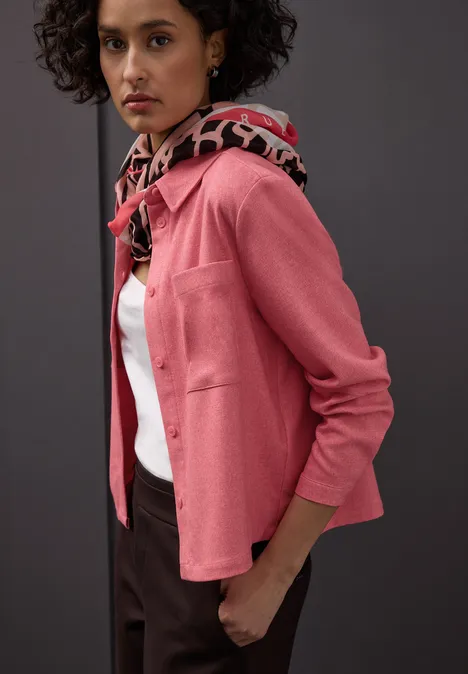Overhemd blouse met zakken striking coral mel. Overhemd blouse met zakken striking coral mel.