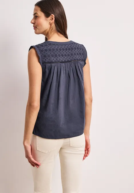 Blousetop met gespleten hals en shiffley-details tempest blue Blousetop met gespleten hals en shiffley-details tempest blue