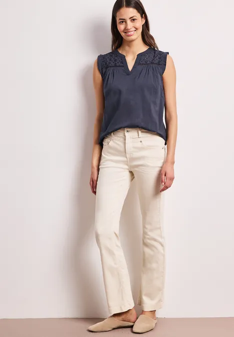 Blousetop met gespleten hals en shiffley-details tempest blue Blousetop met gespleten hals en shiffley-details tempest blue