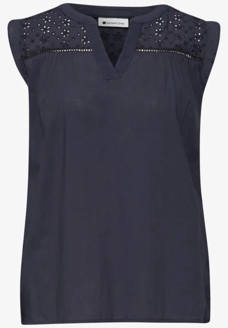 Blousetop met gespleten hals en shiffley-details tempest blue Blousetop met gespleten hals en shiffley-details tempest blue